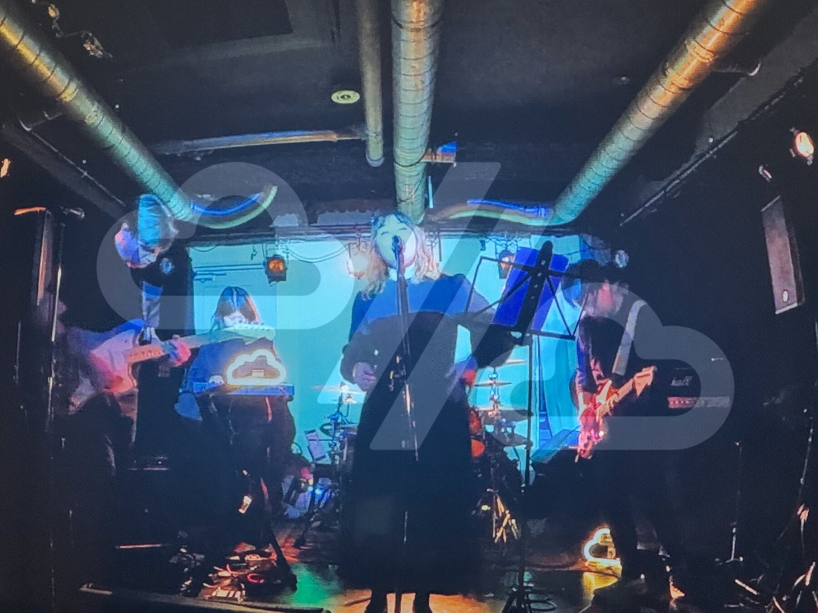 CLOUDS/ /CLOUDS performing live